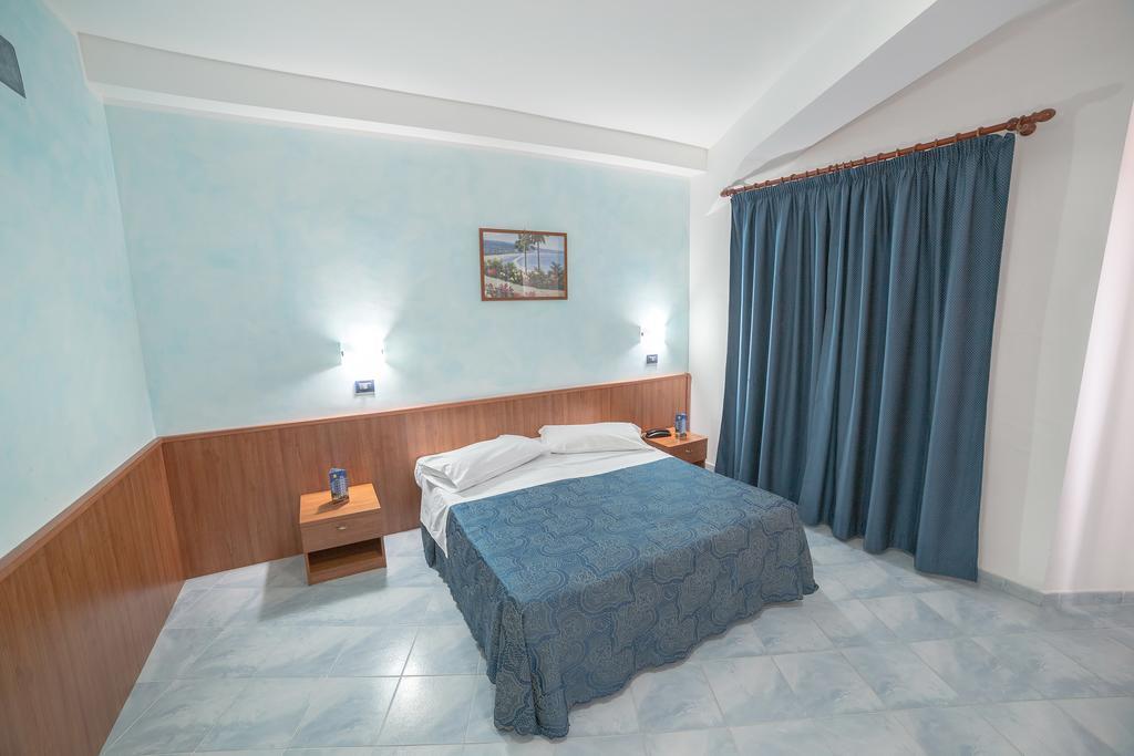 Hotel Milano San Salvo Oda fotoğraf